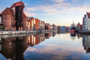 Gdansk, Polonya - 14 Ağustos 2017: Motlawa Nehri'nde akşam, Polonya Gdansk, Marina