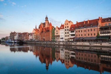 Gdansk, Polonya - 14 Ağustos 2017: Motlawa Nehri'nde akşam, Polonya Gdansk, Marina