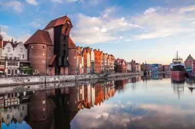 Gdansk, Polonya - 14 Ağustos 2017: Motlawa Nehri'nde akşam, Polonya Gdansk, Marina