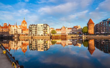 Gdansk, Polonya - 14 Ağustos 2017: Motlawa Nehri'nde akşam, Polonya Gdansk, Marina