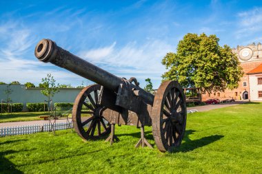 Golub Dobrzyn, Polonya - 19 Mayıs 2018: Silah ve Golub Dobrzyn eski kale manzarasının