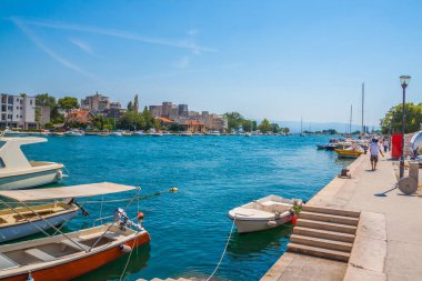 Adriyatik Denizi kıyısında tekneler Makarska harbor City, Hırvatistan ile