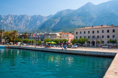 Makarska City, Dalmaçya, Hırvatistan Adriyatik Denizi'nin kristal berraklığında su turkuaz