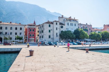 Makarska City, Dalmaçya, Hırvatistan Adriyatik Denizi'nin kristal berraklığında su turkuaz