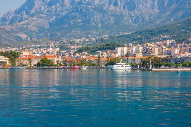 Adriyatik Denizi kıyısında tekneler Makarska harbor City, Hırvatistan ile