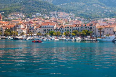 Adriyatik Denizi kıyısında tekneler Makarska harbor City, Hırvatistan ile
