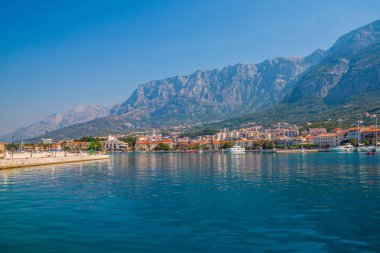 Adriyatik Denizi kıyısında tekneler Makarska harbor City, Hırvatistan ile