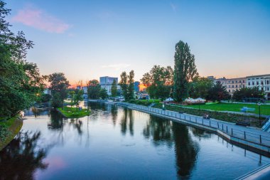 Bydgoszcz, Polonya - 1 Ağustos 2017: Görünümü, mimari ve Bydgoszcz şehir akşam nehirde