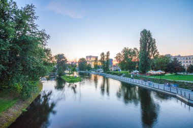 Bydgoszcz, Polonya - 1 Ağustos 2017: Görünümü, mimari ve Bydgoszcz şehir akşam nehirde