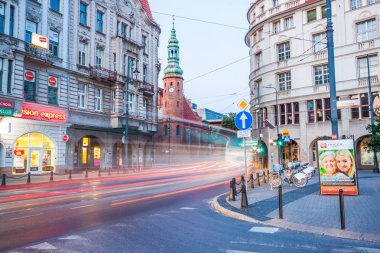 Bydgoszcz, Polonya - 1 Ağustos 2017: Bydgoszcz mimari şehir gece, Polonya