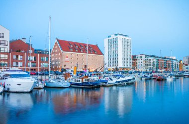 Gdansk, Polonya - 14 Ağustos 2017: Motlawa Nehri'nde akşam, Polonya Gdansk, Marina