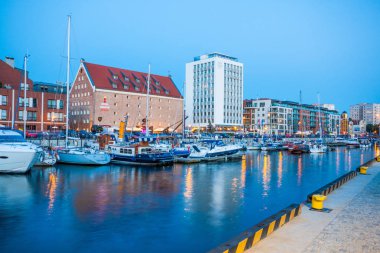 Gdansk, Polonya - 14 Ağustos 2017: Motlawa Nehri'nde akşam, Polonya Gdansk, Marina