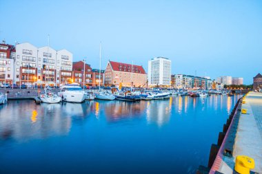 Gdansk, Polonya - 14 Ağustos 2017: Motlawa Nehri'nde akşam, Polonya Gdansk, Marina