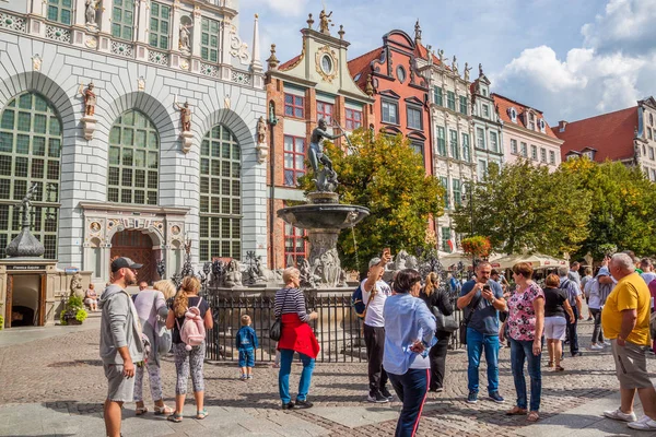 Gdańsk Września 2018 Ludzie Spacerując Przy Fontannie Neptuna Gdańsku — Zdjęcie stockowe