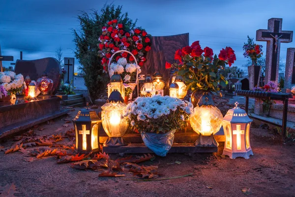 ポーランドの諸聖人の日に墓地の上のろうそくを燃焼 — ストック写真