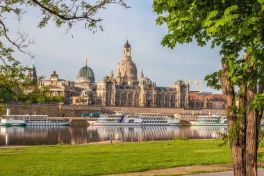 Eski şehir mimarisi ile Elbe Nehri Dresden, Saksonya, Almanya