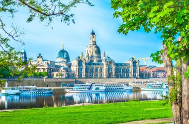 Eski şehir mimarisi ile Elbe Nehri Dresden, Saksonya, Almanya