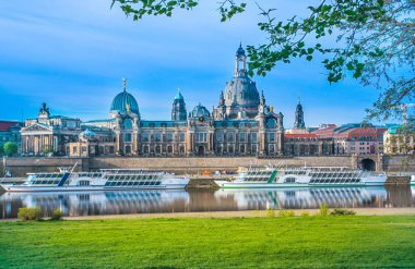 Eski şehir mimarisi ile Elbe Nehri Dresden, Saksonya, Almanya