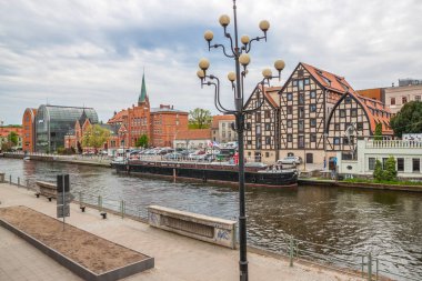 Bydgoszcz, Polonya, 2 Mayıs 2018: Old Town ve tahıl ambarları Brda ırmak