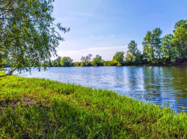 Yaz aylarında, göl kıyılarının doğal görünümü