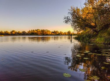 Gün batımında göl kıyılarının doğal görünümü