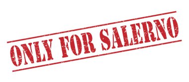 Sadece beyaz zemin üzerine izole salerno kırmızı kaşe