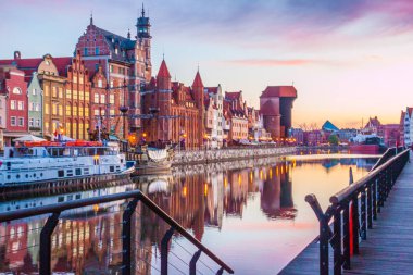 Tekneler Gdansk eski kasaba kanal. Gdansk. Polonya