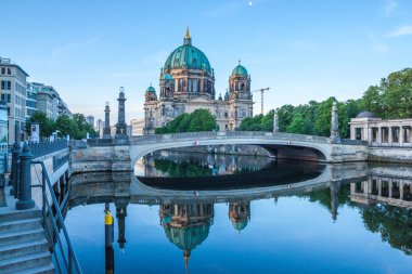 Berlin Cathedral veya Berliner Dom gece, Berlin, Almanya