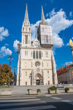 Zagreb, Hırvatistan 'da Kutsal Mary sütunu ve Zagreb Katedrali yakınlarında yürüyen turistler