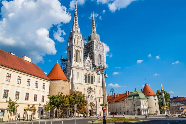 聖マリアの柱とザグレブ大聖堂の近くを歩く観光客たちザグレブ クロアチア — ストック写真