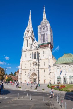 Zagreb, Hırvatistan 'da Kutsal Mary sütunu ve Zagreb Katedrali yakınlarında yürüyen turistler