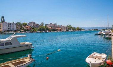 Makarska City, Dalmaçya, Hırvatistan Adriyatik Denizi'nin kristal berraklığında su turkuaz