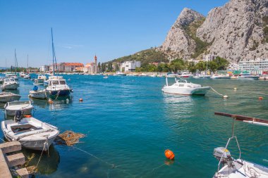 Makarska City, Dalmaçya, Hırvatistan Adriyatik Denizi'nin kristal berraklığında su turkuaz