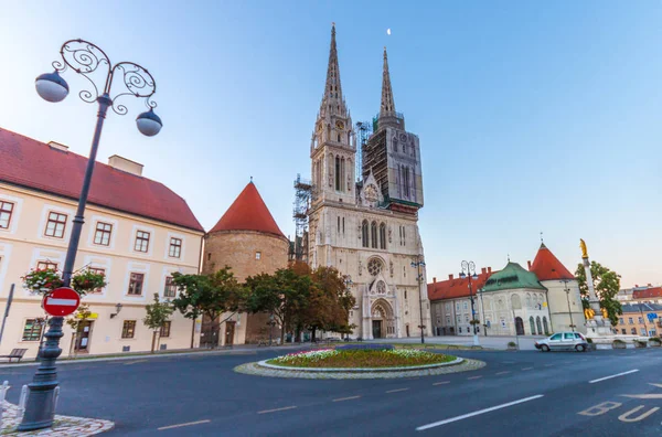 聖なるマリアの柱とザグレブ クロアチアのザグレブ大聖堂 — ストック写真