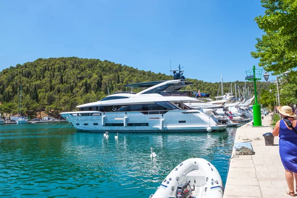 Adriyatik Denizi Kıyısında Tekneler Makarska Harbor City Hırvatistan Ile — Stok fotoğraf