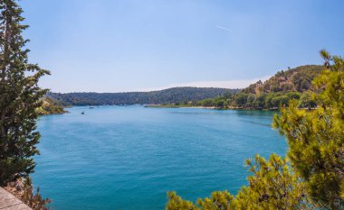 Makarska City, Dalmaçya, Hırvatistan Adriyatik Denizi'nin kristal berraklığında su turkuaz