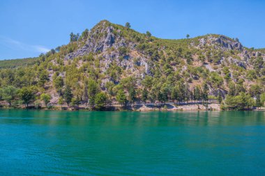 Makarska City, Dalmaçya, Hırvatistan Adriyatik Denizi'nin kristal berraklığında su turkuaz