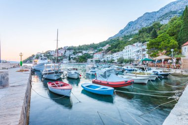 Adriyatik Denizi kıyısında tekneler Makarska harbor City, Hırvatistan ile
