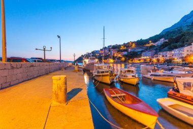 Adriyatik Denizi kıyısında tekneler Makarska harbor City, Hırvatistan ile