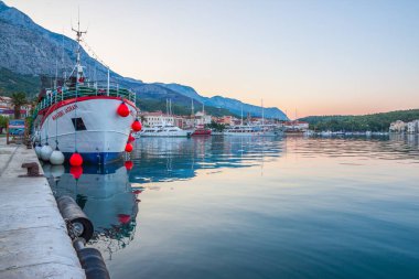 Adriyatik Denizi kıyısında tekneler Makarska harbor City, Hırvatistan ile