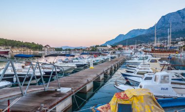 Adriyatik Denizi kıyısında tekneler Makarska harbor City, Hırvatistan ile