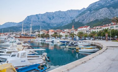 Adriyatik Denizi kıyısında tekneler Makarska harbor City, Hırvatistan ile