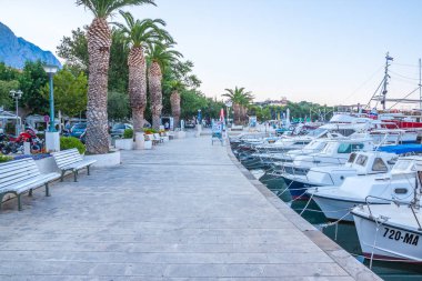 Adriyatik Denizi kıyısında tekneler Makarska harbor City, Hırvatistan ile