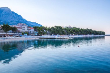 Adriyatik Denizi kıyısında tekneler Makarska harbor City, Hırvatistan ile