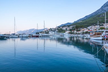 Adriyatik Denizi kıyısında tekneler Makarska harbor City, Hırvatistan ile