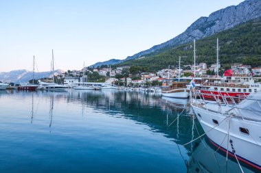 Adriyatik Denizi kıyısında tekneler Makarska harbor City, Hırvatistan ile