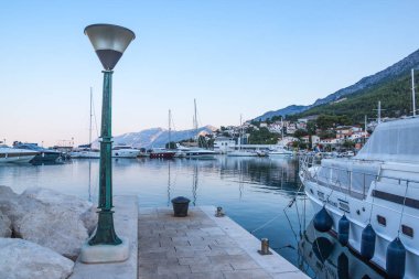 Adriyatik Denizi kıyısında tekneler Makarska harbor City, Hırvatistan ile