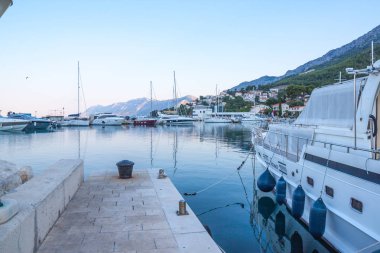 Adriyatik Denizi kıyısında tekneler Makarska harbor City, Hırvatistan ile