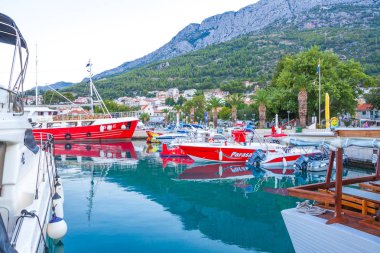 Adriyatik Denizi kıyısında tekneler Makarska harbor City, Hırvatistan ile