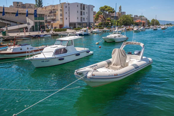 Adriyatik Denizi Kıyısında Tekneler Makarska Harbor City Hırvatistan Ile — Stok fotoğraf